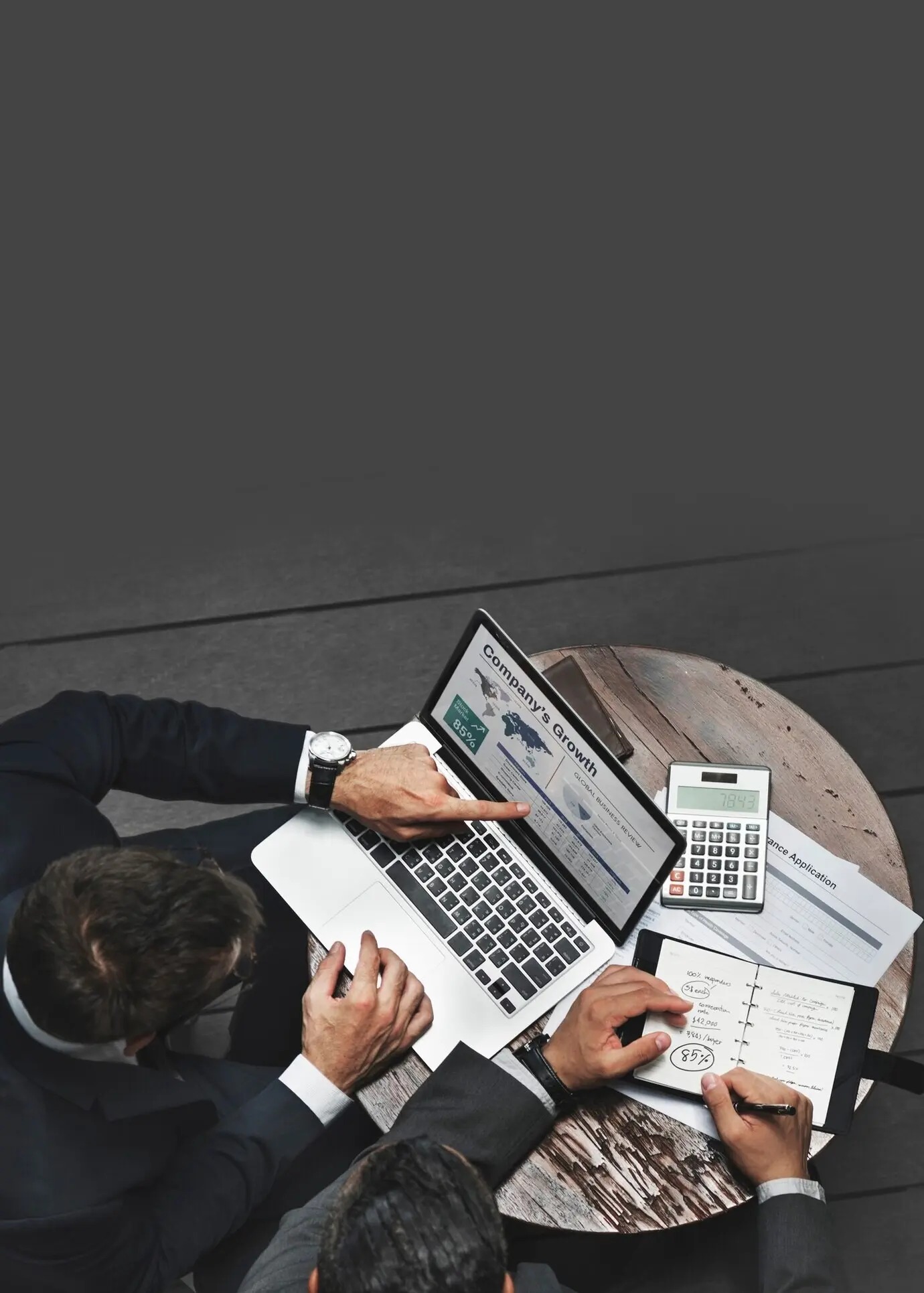 Des hommes d’affaires travaillant à la planification stratégique.