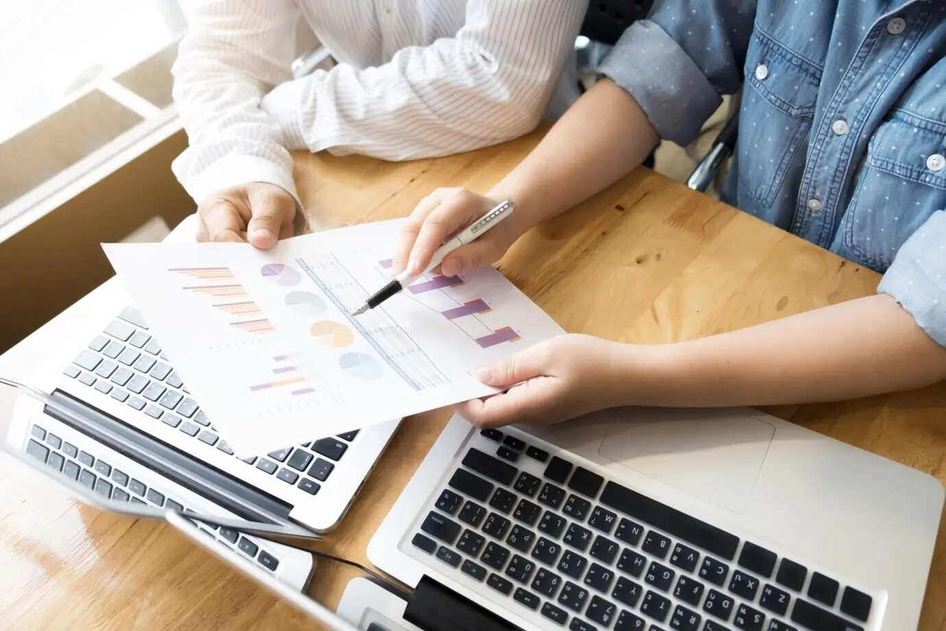 Concept de réunion de travail d’équipe en entreprise.